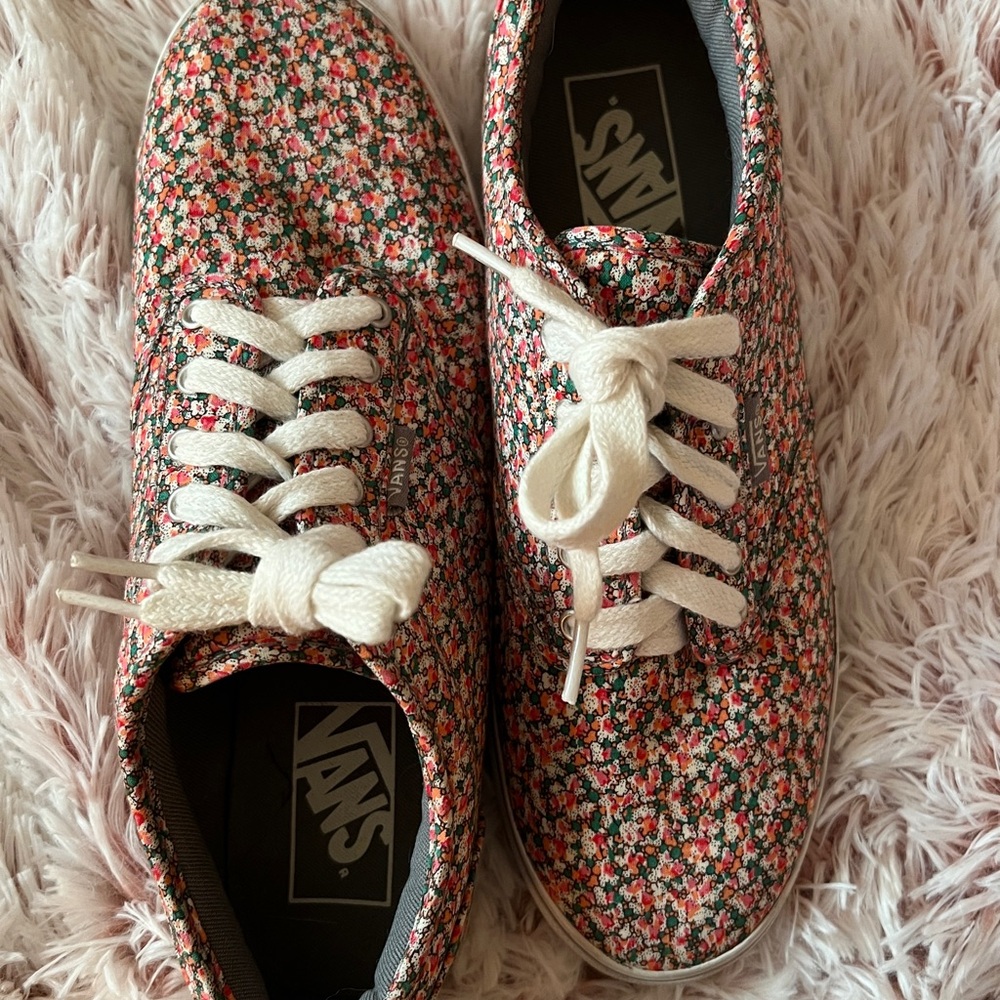 Vans Women’s lace up sneakers in ‘Ditsy’ feminine design, sz6.5, like NEW!